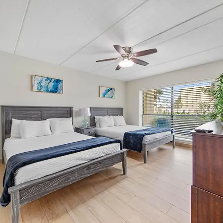 Ground Floor Beachfront 2 Steps From Amenities IV